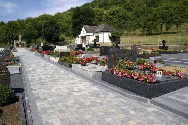 Unser Friedhof wird verschoenert 2008 Bild Nr.004